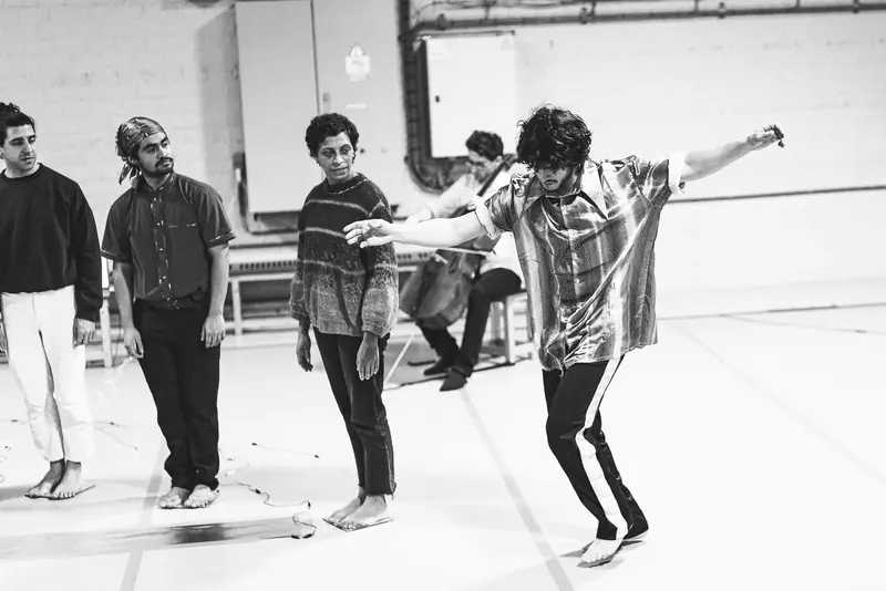 Quatre danseurs en mouvement, photo noir et blanc